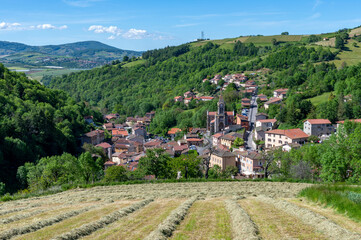 Fototapeta na wymiar Village de Courzieu dans les Monts du Lyonnais au printemps dans le département du Rhône en France