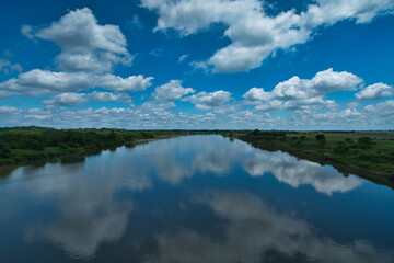 利根川の空のリフレクション