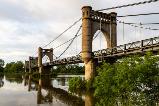 Le pont de Langeais en Indre et Loire en France qui passe sur la Loire avec un ciel nuageux