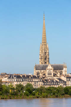 Fl&egrave;che de la Basilique Saint-Michel &agrave; Bordeaux sous un ciel bleu pr&egrave;s de la Garonne