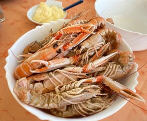plat de langoustines, cuites entières sur la table