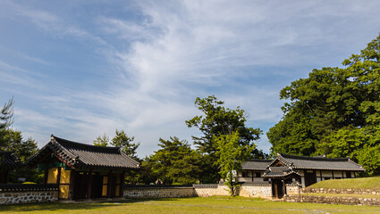 Fototapeta na wymiar 늦은 봄 파란 하늘아래 한국의 전통 가옥