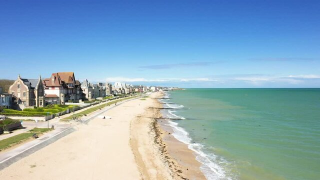 La plage de sable de Sword beach &agrave; Lion-sur-mer au bord de la mer de la Manche dans le Calvados, en Normandie, en France et en &eacute;t&eacute;.