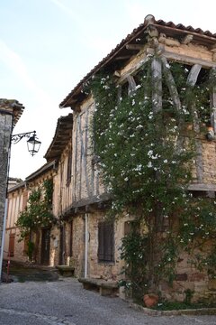 Le village de Puycelsi, dans le Tarn