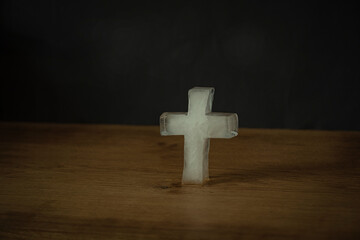 Obraz premium Kreuz aus Eis das schmilzt