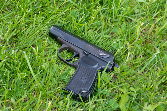 Makarov Pistol" Изображения: просматривайте стоковые фотографии, векторные  изображения и видео в количестве 341 | Adobe Stock