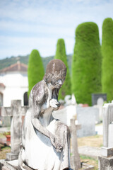 lapidi e statue in un antico cimitero svizzero