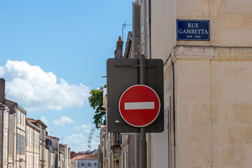 Panneau de signalisation sens interdit