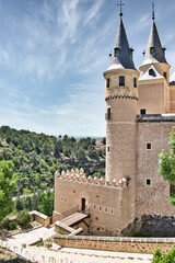 Escaleras y puente de acceso al recinto amurallado del real alcazar de Segovia, España