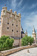 Hermosa vista de la torre del homenaje del real alcazar de Segovia, España