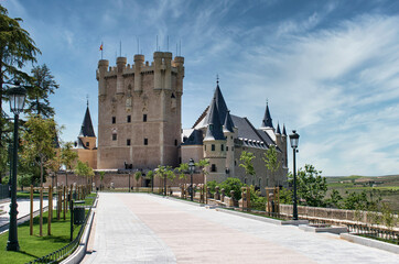 Fototapeta na wymiar Jardines y torre del homenaje en el real alcazar de Segovia, España