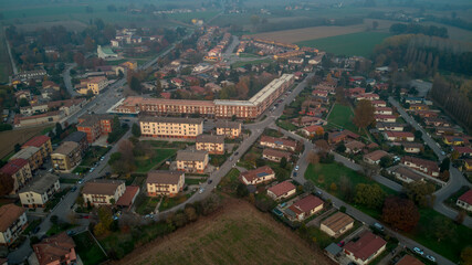 Ripresa aerea di case e campi dal drone a Cremona