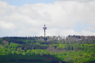 Die Hohe Wurzel mit dem Fernsehturm und dem Taunus  in Wiesbaden der Landeshauptstadt von Hessen