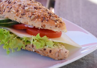 Mit Salat, Ei und Tomaten belegtes Körnerbrötchen
