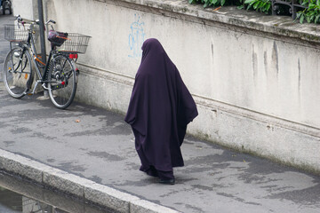 Donna islamica, mussulmana con burqa
