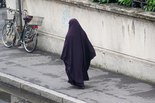 Donna islamica, mussulmana con burqa
