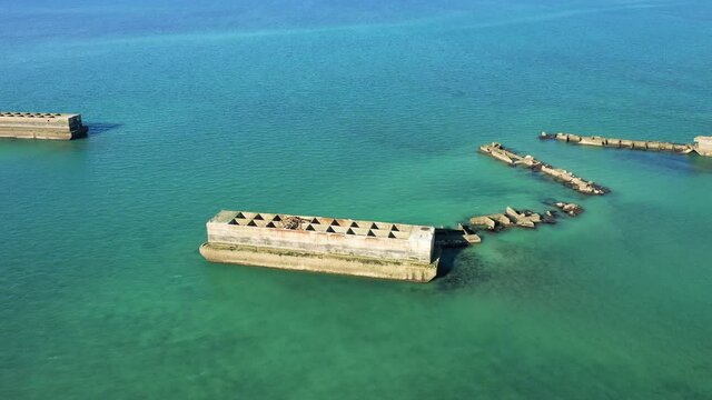 Un &eacute;l&eacute;ment flottant du port artificiel am&eacute;ricain sur la plage de sable de Gold Beach &agrave; proximit&eacute; de Asnelles et Arromanches les bains d&eacute;truit par une temp&ecirc;te au bord de la mer de la Manche en France, 