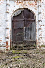 Fototapeta na wymiar ancient front door