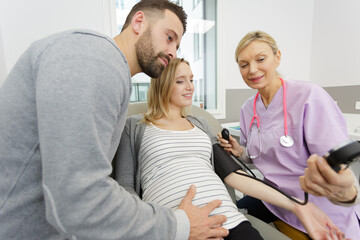 Obraz premium a young couple during consultation
