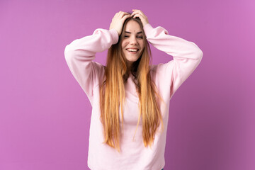 Naklejka premium Young caucasian woman isolated on purple background laughing