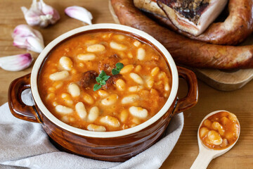 Fasolka po bretońsku z kiełbasą i boczkiem