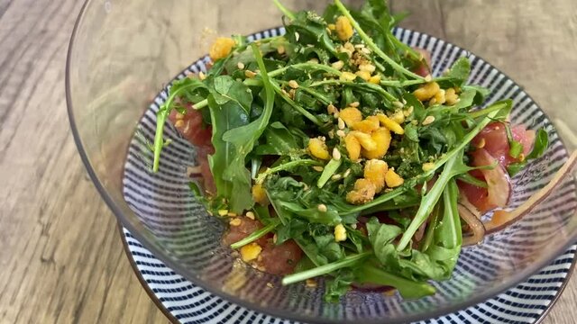 Tartare de thon et salade de roquette