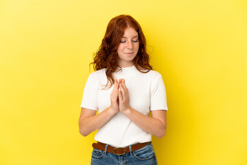 Teenager reddish woman isolated on yellow background scheming something