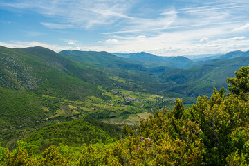Fototapeta na wymiar Vue panoramique sur la vallée et le village de villeperdrix dans la Drôme Provençale à partir du col de Chaudebonne