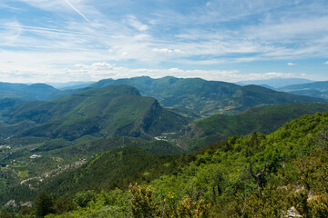 Fototapeta na wymiar Vue panoramique sur le Rocher du Bramard, la montagne du Poët depuis la crête des Lichières près de Villeperdrix dans la Drôme