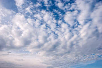 Obraz premium Beautiful heap white clouds in the blue sky.