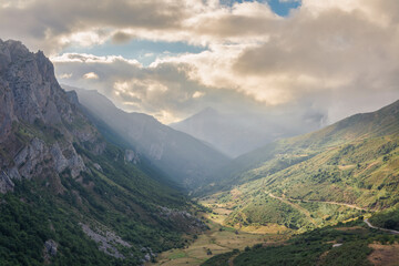 Obraz premium Valle de Saliencia, parque natural de Somiedo, Asturias.