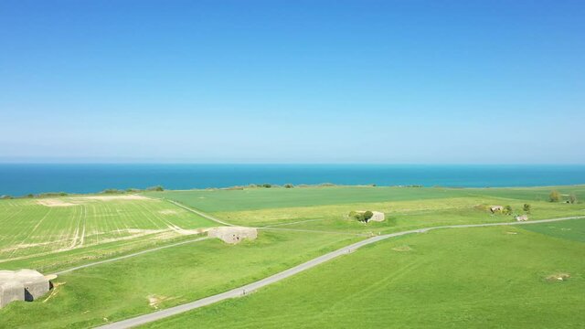 Une route longe les trois casemates de la batterie de Longues-sur-Mer en France, en Normandie, dans le Calvados, au bord de la Manche, au printemps.