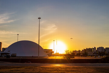Obraz premium Pôr do sol com voo de parapente em Brasília, capital do Brasil.