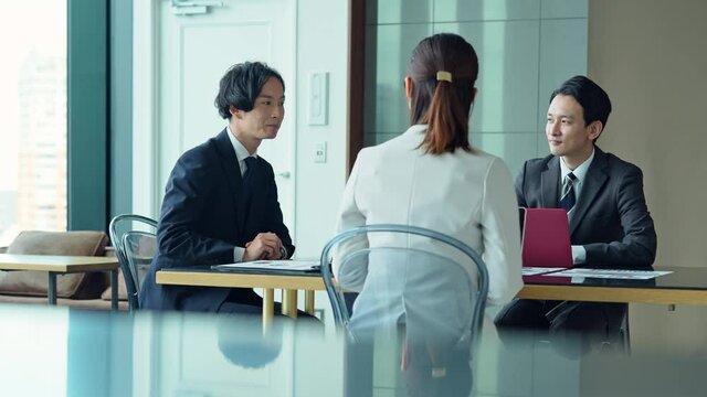 ミーティングするビジネスグループ