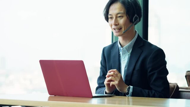 ビデオ通話でお辞儀する男性　テレワーク　リモートワーク