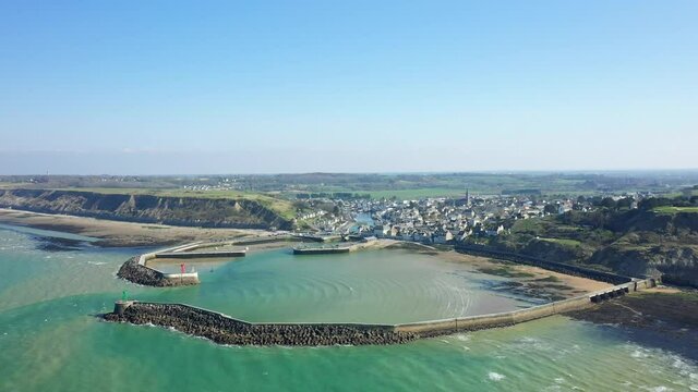 La ville de Port en Bessin entour&eacute; par les falaises de craies normandes en France, en Normandie, dans le Calvados, au bord de la Manche, au printemps.