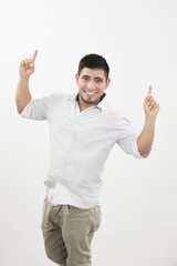 Hombre latino sonriente levanta sus manos entusiasmado