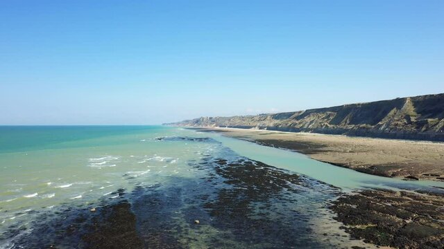 Les falaises calcaires normandes se jette dans la mer &agrave; Port en Bessin en France, en Normandie, dans le Calvados, au bord de la Manche, au printemps.