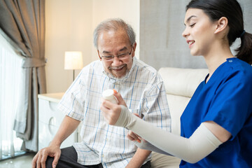 Obraz premium Pharmacist nurse explain prescription medicine bottle to old patient