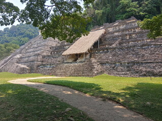 Pirámide escalonada con techado de palma en la entrada 3