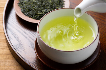 お茶を注ぐ