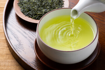 お茶を注ぐ