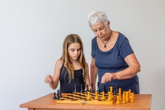 Xadrez Do Jogo De Duas Meninas Movimento Branco Do Bispo Imagem de Stock -  Imagem de rainha, meninas: 66878401