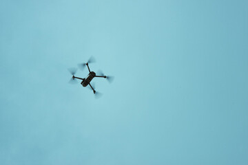 大空を飛行するドローン