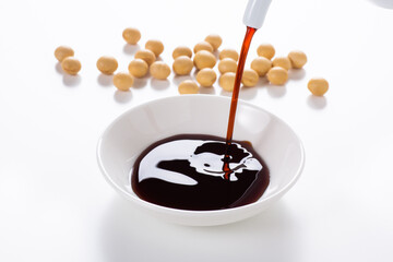 醤油を小皿に注ぐ