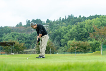 ゴルフを楽しむ男性