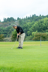 Obraz premium ゴルフを楽しむ男性