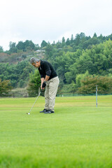 ゴルフを楽しむ男性