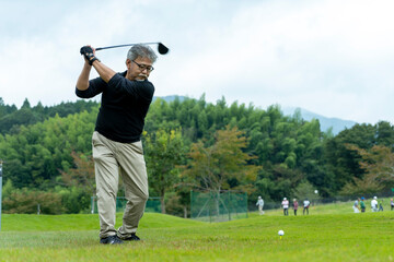 Obraz premium ゴルフを楽しむ男性