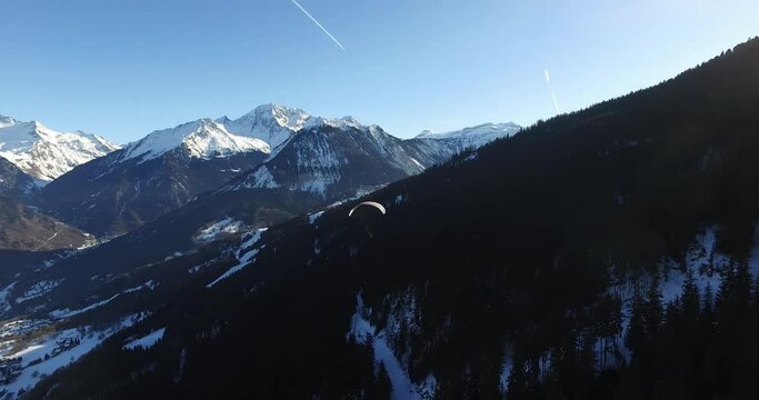 4K gimbal paragliding in the French alps, descending from Courchevel and going into the sun.